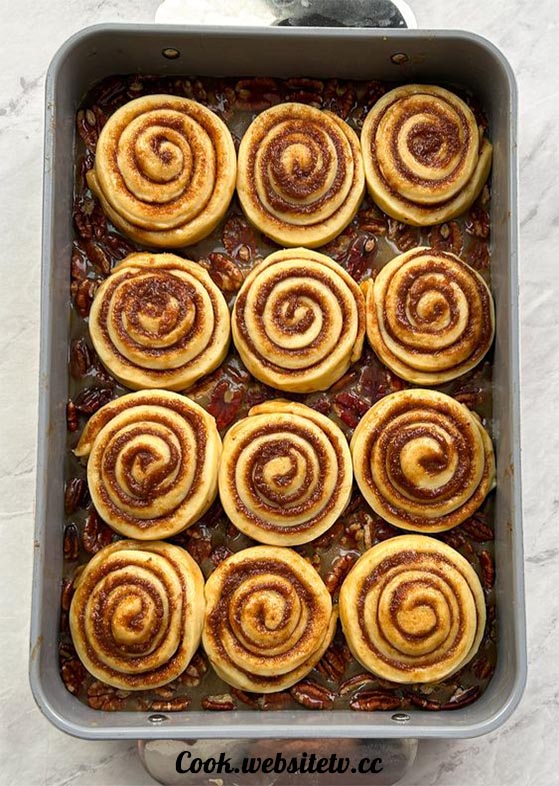 The best sticky pecan cinnamon buns